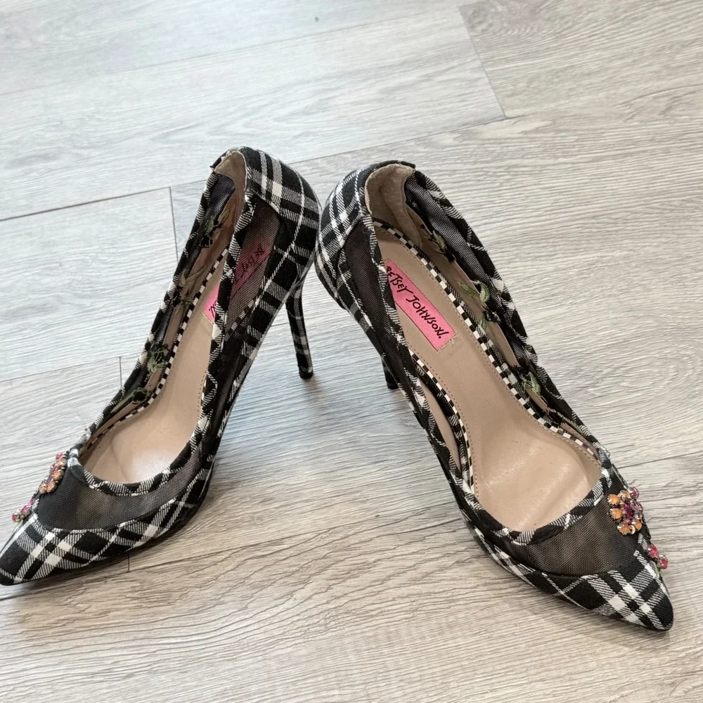 Betsey Johnson Rayn Plaid Floral Mesh Rhinestone Pumps Black White Womens Size 8